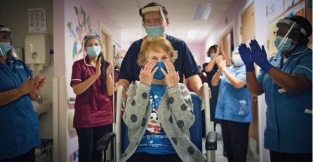 Žena (90)  prva na svijetu primila Pfizerovo cjepivo: Evo kako se osjeća