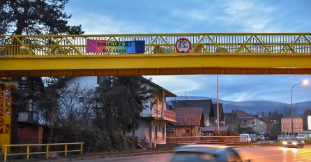 JUTROS OSVANUO TRANSPARENT PORED KUĆE DRAŠKA STANIVUKOVIĆA: Ovakvu poruku sigurno nije očekivao! (FOTO)