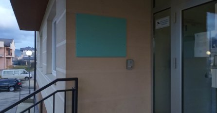 Uklonjena ploča s imenom Radovana Karadžića na Palama, KO JE SKINUO?