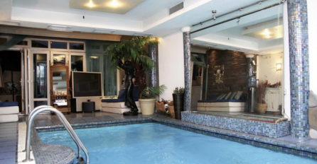 LUKSUZNA KUĆA SA BAZENOM, a u kupatilu figure ŽIRAFE: Folker ne štedi da dobije sve što zamisli, A TEK DA MU VIDITE NOVOGODIŠNJU JELKU