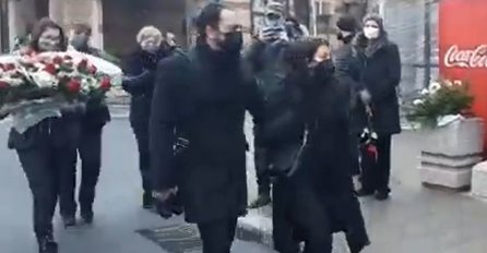 ANA SA ADILOM STIGLA NA GROBLJE! Adil je drži da ne padne: STIGLA I BIVŠA SUPRUGA NADA (FOTO)