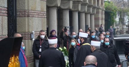 STIGLI I IMAMI DA KLANJAJU DŽENAZU DŽEJU: Pogledajte SLIKE!