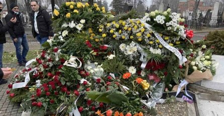 Džejev grob prekriven cvijećem i vijencima: Poruke njegovih prijatelja i kolega RAZARAJU DUŠU! (FOTO)