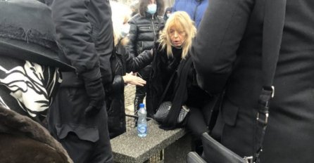 DŽEJEVOJ BIVŠOJ ŽENI POZLILO NA DŽENAZI, PODBUHLOG LICA SE SRUŠILA: Adil odmah pritrčao brzinom svjetlosti