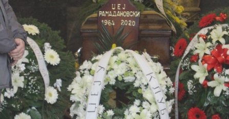 KAD TUGA STANE U PAR RIJEČI! Džejev grob prekriven CVIJEĆEM - POSLJEDNJE PORUKE PRIJATELJA NA VJENCIMA RAZARAJU SRCE!