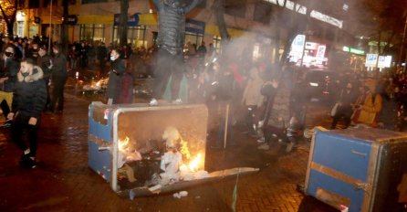 POLICIJA BACALA SUZAVAC: U Tirani nastavljeni protesti zbog smrti mladića