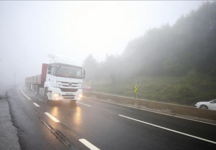 VOZAČI, OPREZ: Kolovozi mokri i klizavi