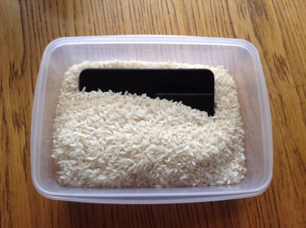55b11409-6454-47fe-a595-423625bbfe5f-water-soaked-iphone-in-rice-previeworg