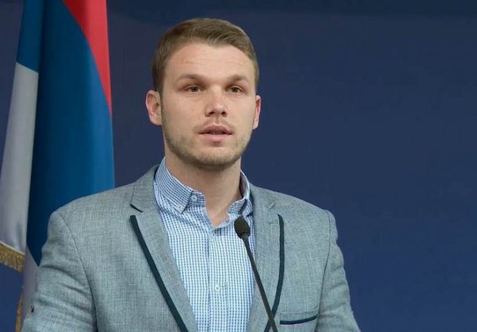 PRVI DAN OTIŠAO NA POSAO U AUTOBUSU, TREĆI DAN IMA NOSAČA KIŠOBRANA: Ove slike kruže Internetom