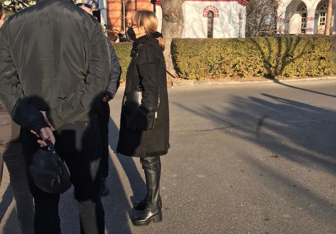 BIVŠA ŽENA TIKE ARSIĆA UTUČENA I SVA U CRNINI NA GROBLJU: Bilja Krstić oprašta se od oca svojih kćerki 