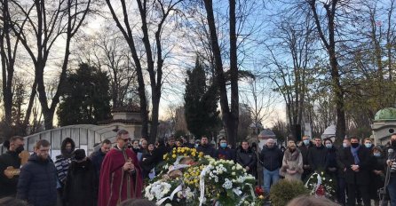TIKIN SIN ARSENIJE DRŽAO MAJKU DA NE PADNE: Skroz se slomila, TUŽAN PRIZOR