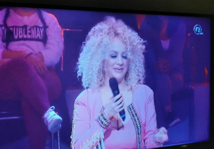 "ŠUŠKA SE ŠUŠKA DA JA VOLIM DUŠKA" Kandidatkinja večeras ovo otpjevala u ZVEZDAMA GRANDA, a reakcija Jelene KARLEUŠE je hit