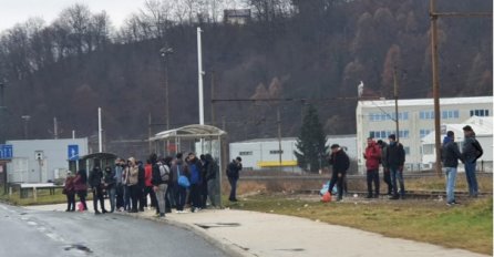 U Blažuju grupa od 30 migranata čeka autobus za Ilidžu