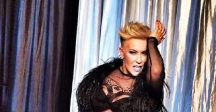 Indira nikad izazovnija: Ni prorezi iznad bokova nisu je spriječili da digne nogu na stol!