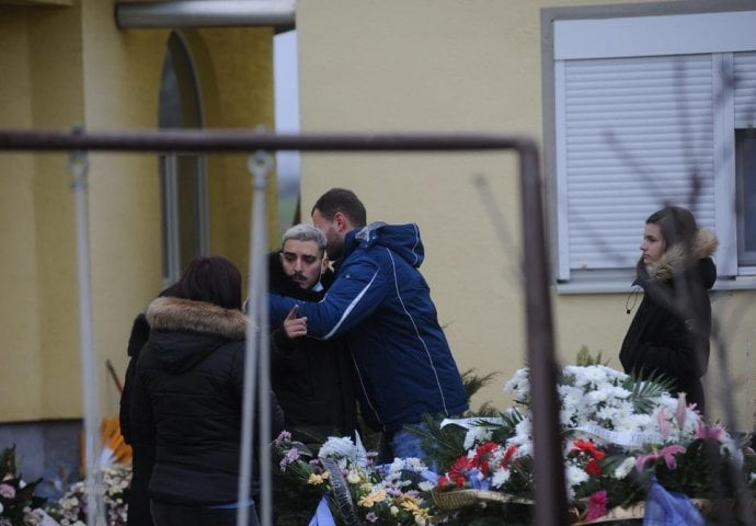 DARKO LAZIĆ USLIKAN ISPRED PORODIČNE KUĆE, ona se ne odvaja od njega: DOŠLA IZ BEOGRADA DA GA UTJEŠI