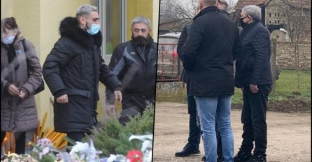 Pomirila ih bol i tuga, zaboravili na prošlosti: POGLEDAJTE KO JE UPRAVO STIGAO NA SAHRANU OCU DARKA LAZIĆA, kad je pjevač ugledao...