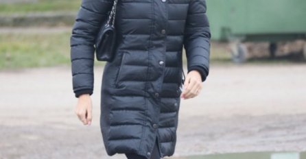 I ONA JE STIGLA NA SAHRANU OCU DARKA LAZIĆA! Maskirala se da joj ne vide suze, neprepoznatljiva sa crnom maskom! 