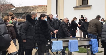 VJERENICA MARINA SE NE ODVAJA OD DARKA: Sva u crnom tješi pjevača, potresne scene na sahrani (FOTO)