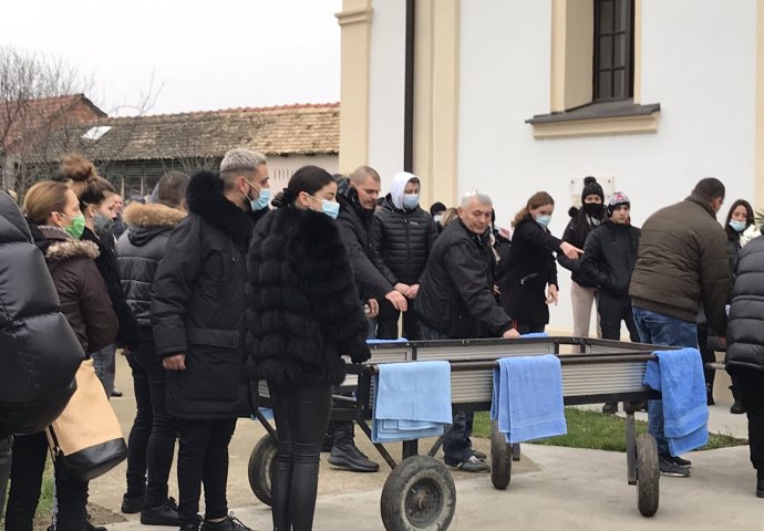 VJERENICA MARINA SE NE ODVAJA OD DARKA: Sva u crnom tješi pjevača, potresne scene na sahrani (FOTO)