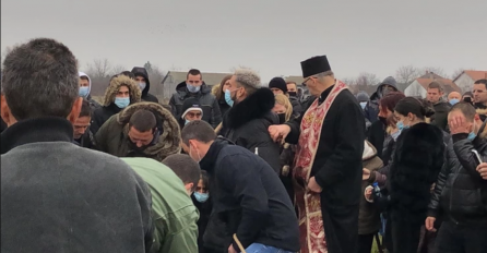 MAJKA DARKA LAZIĆA PALA U NESVIJEST: Darko kroz suze izgovorio OVE 3 RIJEČI kad su mu sahranjivali oca!