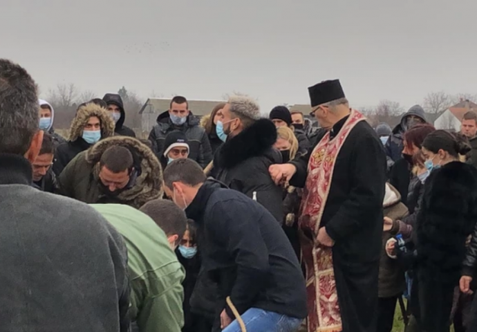 MAJKA DARKA LAZIĆA PALA U NESVIJEST: Darko kroz suze izgovorio OVE 3 RIJEČI kad su mu sahranjivali oca!