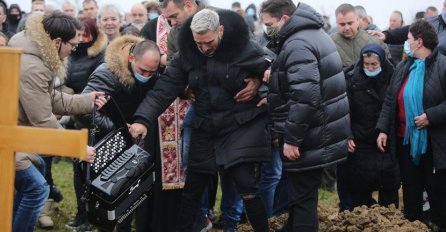 NAJPOTRESNIJA SCENA SA SAHRANE, SPUŠTEN KOVČEG: A onda je Darko uzeo harmoniku, uradio ovo i SUZE SAME TEKU