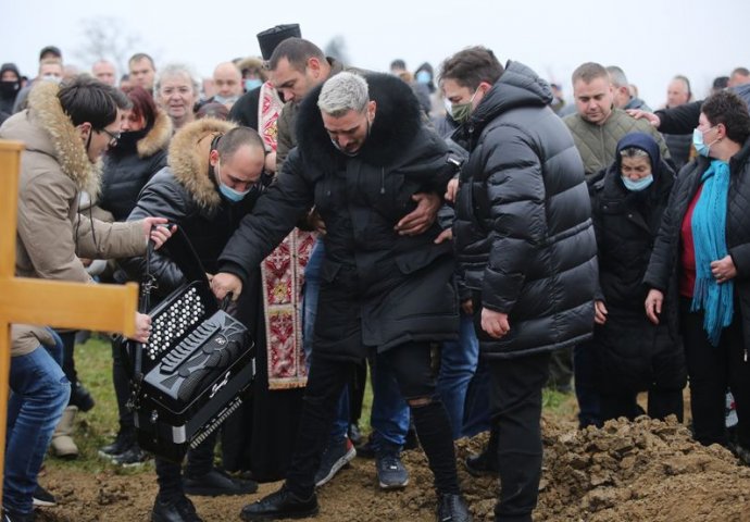 NAJPOTRESNIJA SCENA SA SAHRANE, SPUŠTEN KOVČEG: A onda je Darko uzeo harmoniku, uradio ovo i SUZE SAME TEKU