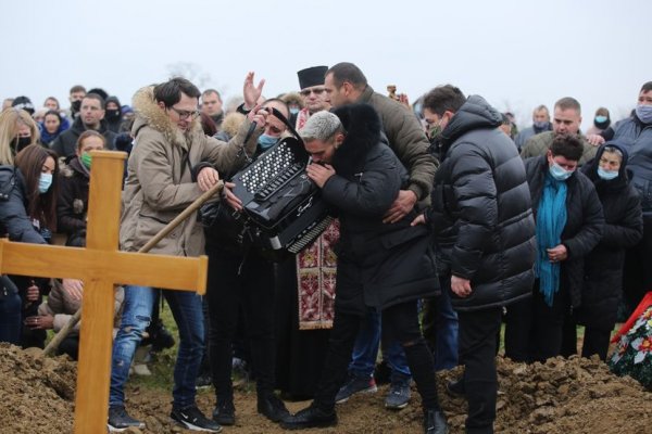 1608039463068-sahrana-oca-darka-lazica-foto-nikola-tomic-47-830x0