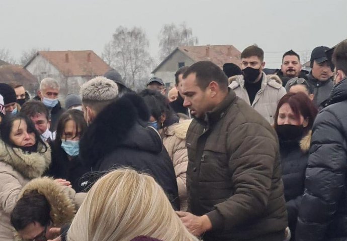 ALEKSANDRA PRIJOVIĆ SVA U CRNINI DOŠLA NA SAHRANU OCA DARKA LAZIĆA: Okupio se cijeli Brestač, TUGA I BOL
