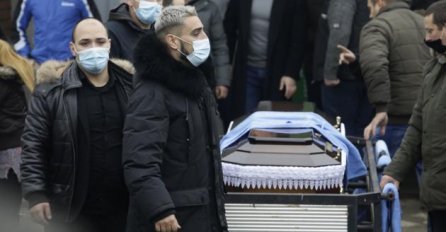 BAKA DARKA LAZIĆA SKRHANA OD BOLA, NA GROBLJU PONAVLJALA 1 REČENICU: Ono što govori pokojnom sinu kida dušu 