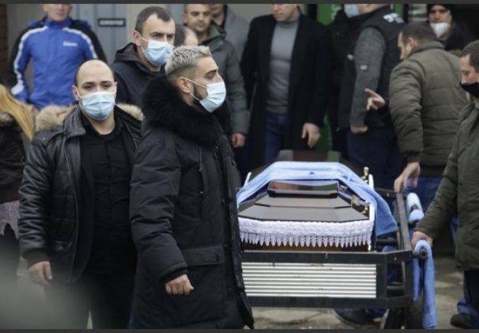 BAKA DARKA LAZIĆA SKRHANA OD BOLA, NA GROBLJU PONAVLJALA 1 REČENICU: Ono što govori pokojnom sinu kida dušu 