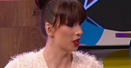 KOST I KOŽA, NADEŽDA SINOĆ DOŠLA U AMIG SHOW I POKAZALA MRŠAVE NOGE: "Jedi nešto, molim te"