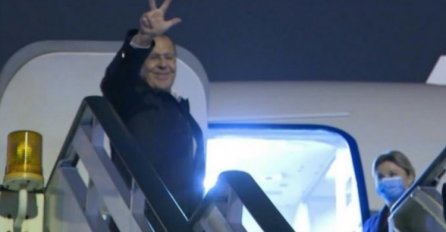 Lavrov na aerodromu u Srbiji pokazao tri prsta