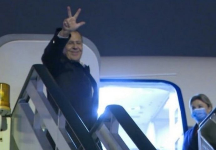 Lavrov na aerodromu u Srbiji pokazao tri prsta