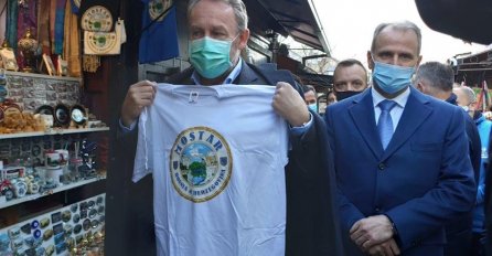 Izetbegović kupovao u Mostaru: Sebiji kupio maramu, sebi majicu, a prodavačicu nagradio sa 20 KM bakšiša