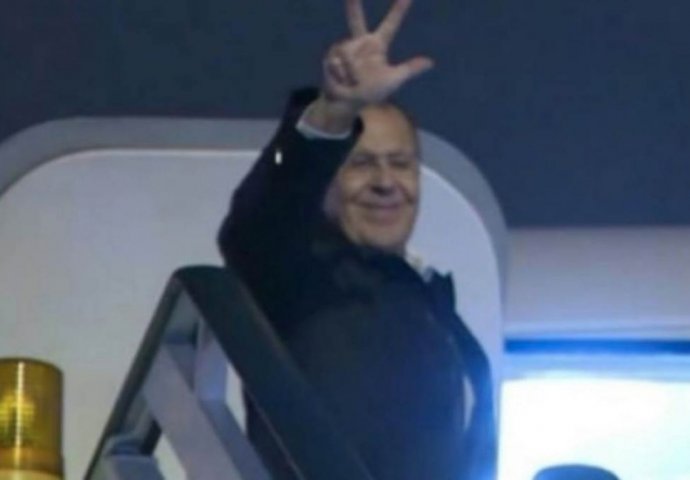 Sergej Lavrov: Pri ulasku u avion podigao tri prsta
