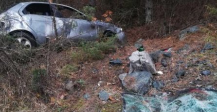 TEŠKA NESREĆA! AUTOMOBIL PUN TINEJDŽERA SURVAO SE NIZ LITICU! Težak udes kod Priboja