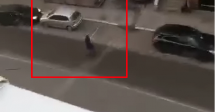 PUCNJAVA U CENTRU NOVOG PAZARA! EVO KO JE RANJEN: Šokantni snimci, pucač obučen u crno poteže oružje (UZNEMIRUJUĆE)