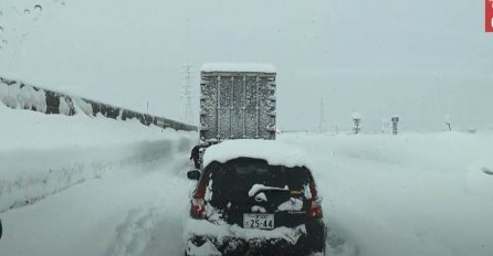 Blizu 1.100 automobila zaglavljeno na putu nakon snježne oluje: POGLEDAJTE NEVJEROVATNE PRIZORE IZ JAPANA (VIDEO)