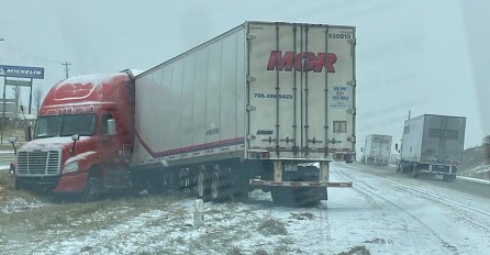 Snježna oluja pogodila SAD: Ima žrtava, hiljade kuća bez struje, lančani sudari (FOTO, VIDEO)