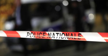 RANJENE NAJMANJE DVIJE OSOBE: Naoružani muškarac uzeo suprugu za taoca i zatvorio se u firmu (VIDEO)