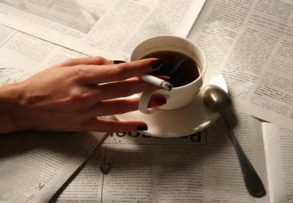 58f87bc6-95c4-4507-b407-0de40a0a0a67-woman-holding-cigarette-and-drinking-coffee-690x480
