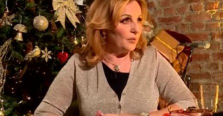 ANA BEKUTA OTVORILA VRATA SVOG DOMA, IZA NJE OGROMNA JELKA: Sve ukrašeno, DETALJI će vas očarati (FOTO)