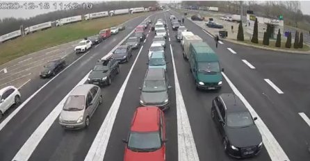 OPŠTI HAOS NA ULAZU U ZEMLJU PRIJE NOVIH MJERA: Hiljade ljudi čeka satima na ulazak (FOTO)