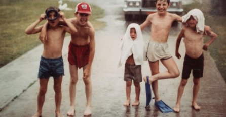 PRIJATELJI SU SE USLIKALI NA ISTOM MJESTU 35 GODINA POSLIJE: Ali nešto je čudno na slici, vidite li šta?