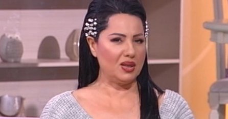 NAŠLA SE U NEPRIJATNOJ SITUACIJI: Folkerka u ogrtaču trčala kroz tržni centar