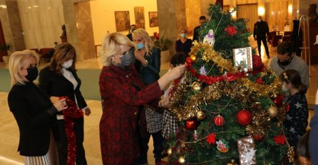 DR DARIJA KISIĆ ELEGANTNIJA NEGO IKAD OKITILA JELKU U PALATI SRBIJE: Svi gledali samo u nju (FOTO/VIDEO)