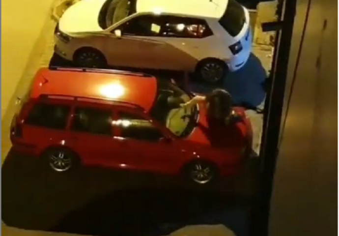 Snimak o kojem bruji SRBIJA, pogledajte šta su sinoć snimili građani sa balkona: DJEVOJKA NA HAUBI AUTOMOBILA, A NJEN DEČKO...