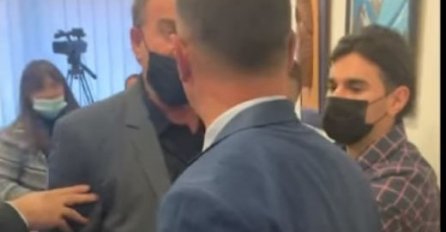 "IDIOTE JEDAN": Svađa i naguravanje u skupštini u BiH, OBJAVLJEN SNIMAK