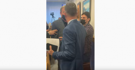 SKANDAL U SKUPŠTINI, UMALO SE POTUKLI: "Idiote jedan", "Halo jado jadni" (VIDEO)